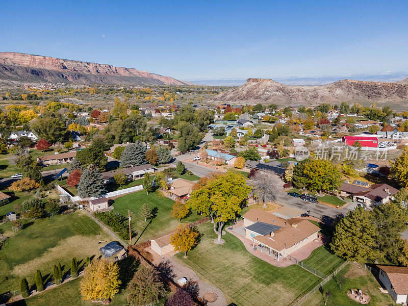 科罗拉多Grand Junction的Aerial有许多新的单户住宅以及新的多户共管公寓和联排别墅